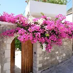Casa Sofia Apt#1, By Hellocrete