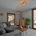 Casa Sofia Apt#1, By Hellocrete * העיירה רתימנו